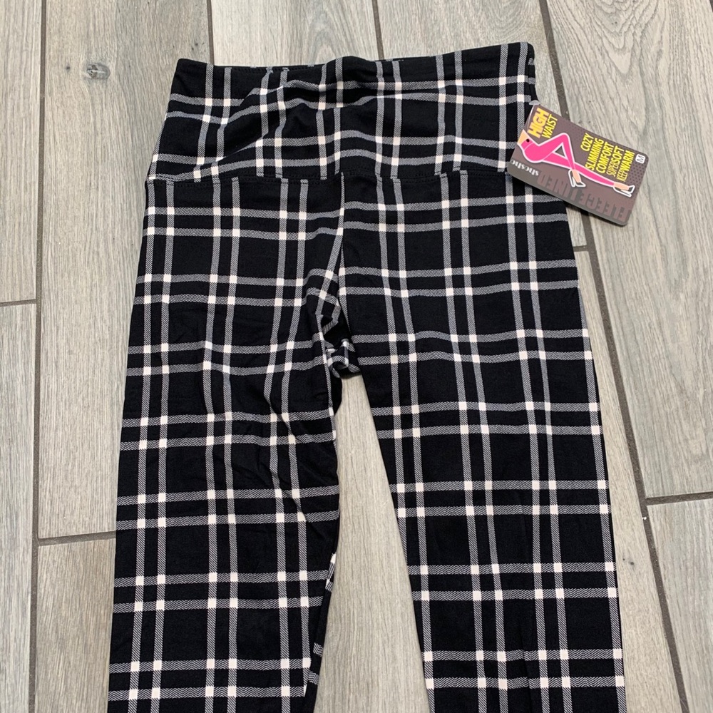 Soft Black White Plaid Lined Leggings - Picture 5 of 7